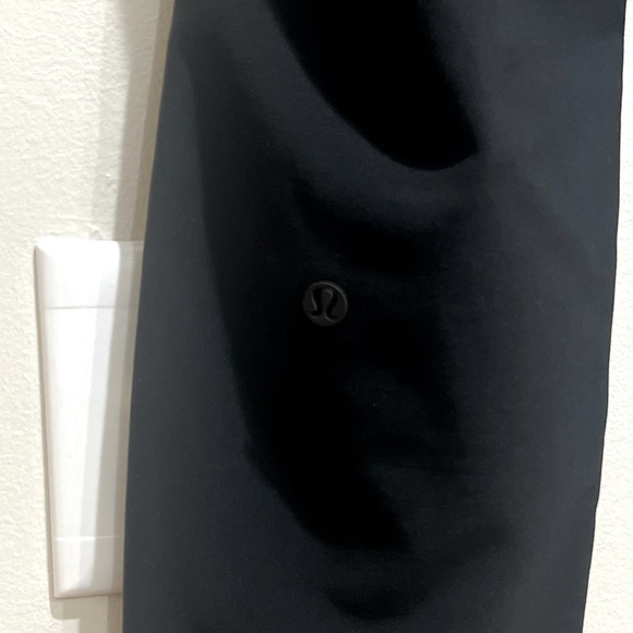 Lululemon On the Fly Mid-Rise Pant Size 2 in Black - Picture 2 of 2